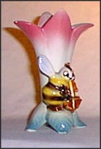 Vase - Bee Playing Bass Fiddle  #VX 55A  Tmk 2 - Full Bee